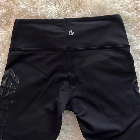 Black Aztec print lululemon. Lightly worn. - Picture 4 of 4